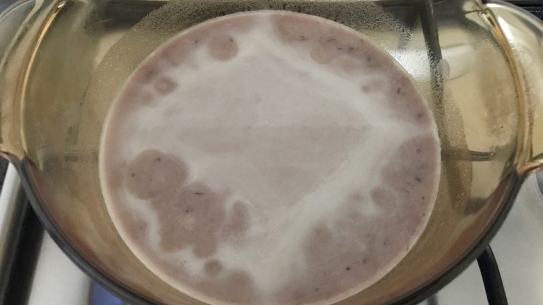 草莓椰浆豆沙羊羹,搅拌均匀开小火煮至微热,