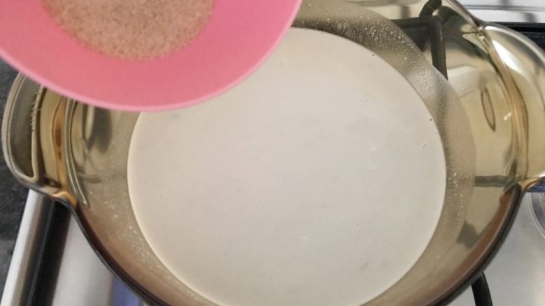 草莓椰浆豆沙羊羹,开小火,一边搅拌一边加入糖,