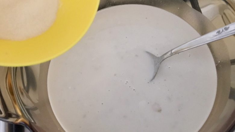 草莓椰浆豆沙羊羹,再慢慢倒入吉利丁粉,搅拌至吉利丁粉完全融化,