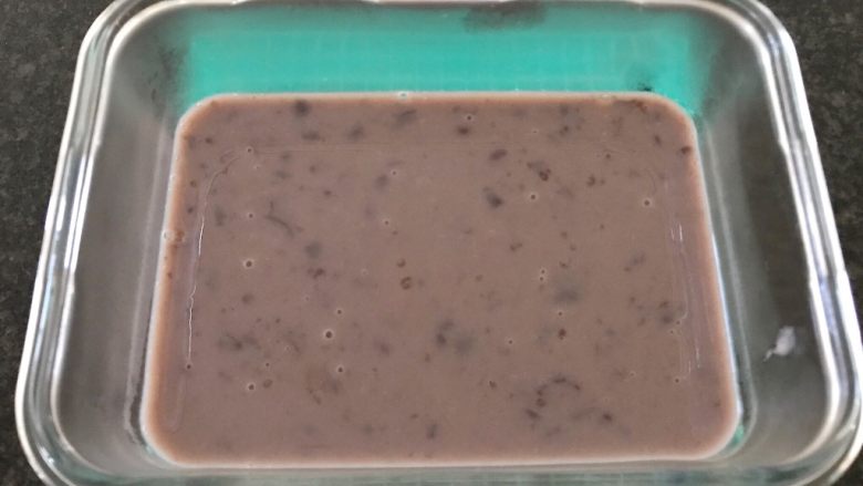 草莓椰浆豆沙羊羹,装入可以冷冻食品的容器里,进入冷藏室冷藏,
