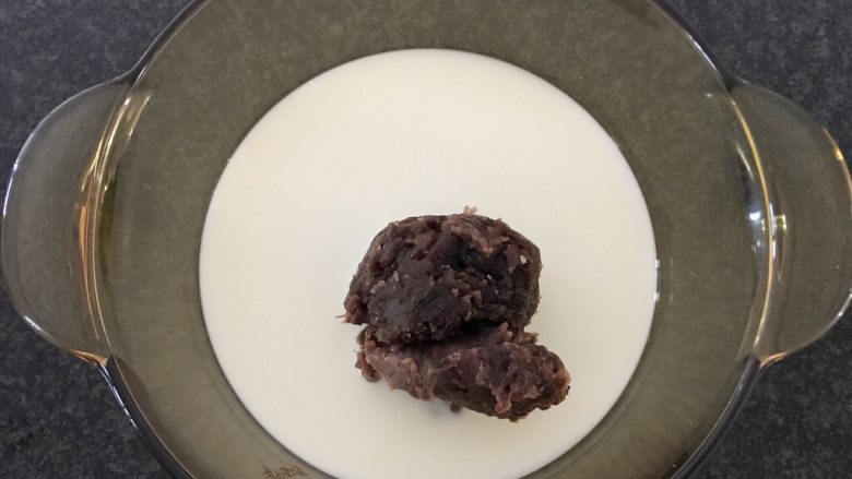草莓椰浆豆沙羊羹,把豆沙加进来,