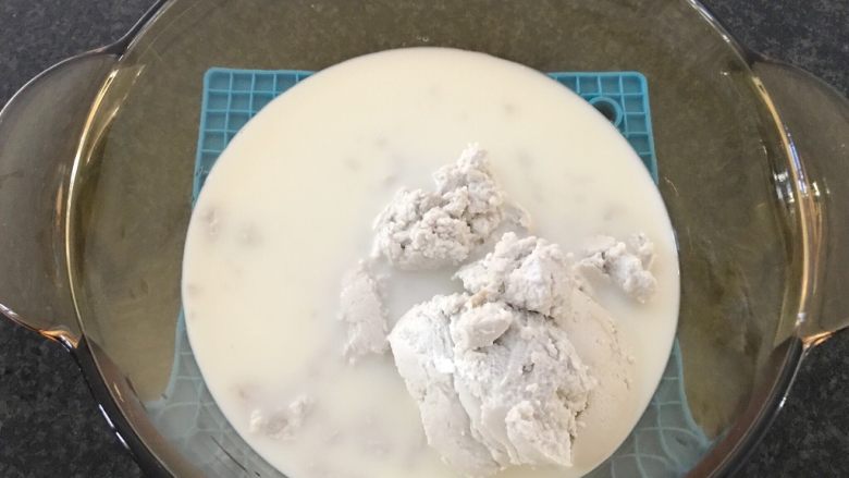 草莓椰浆豆沙羊羹,把椰蓉加进来,搅拌均匀,