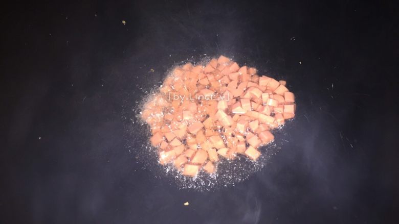 蛋包饭,接着炒锅烧热后放入适量食用油烧热,倒入火腿丁翻炒
