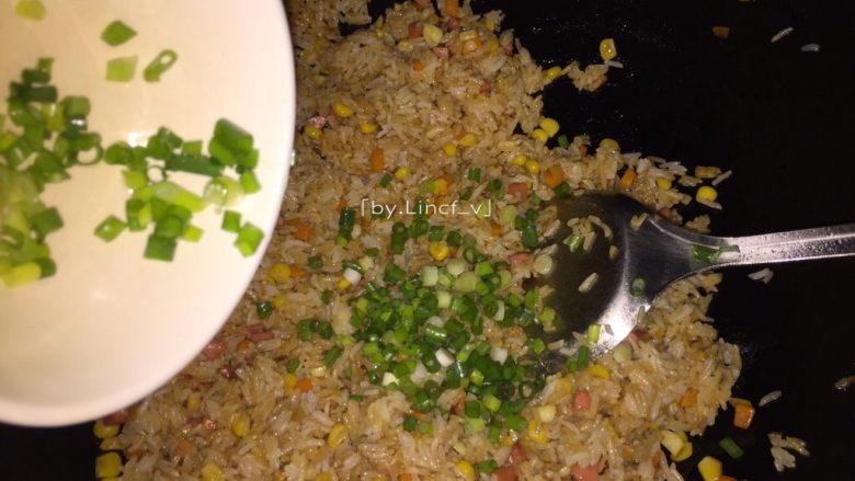 蛋包饭,倒入葱花翻炒均匀,美味的炒饭就完成了,接下来是做蛋皮了