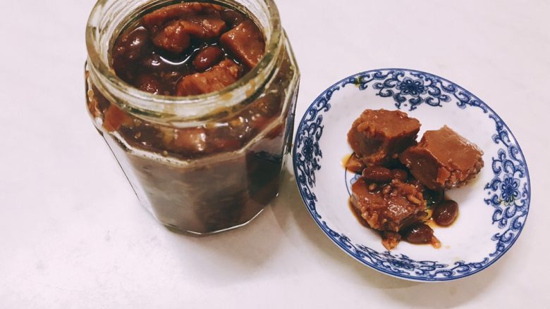 婕宝五色饼+百合枸杞小米粥,备上一碟小菜(梅子豆腐)