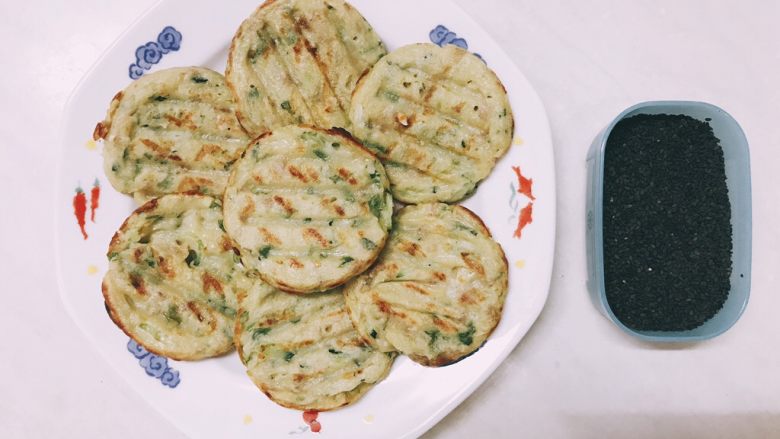 婕宝五色饼+百合枸杞小米粥,出锅后装盘撒上少许黑芝麻提香