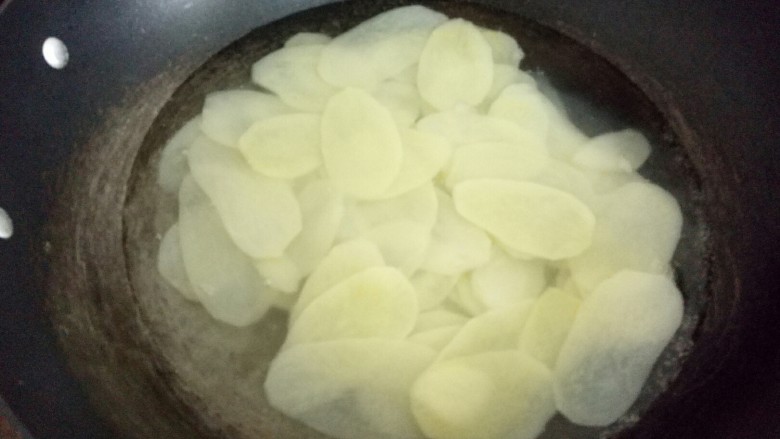 麻辣薯片,加入土豆片,稍煮