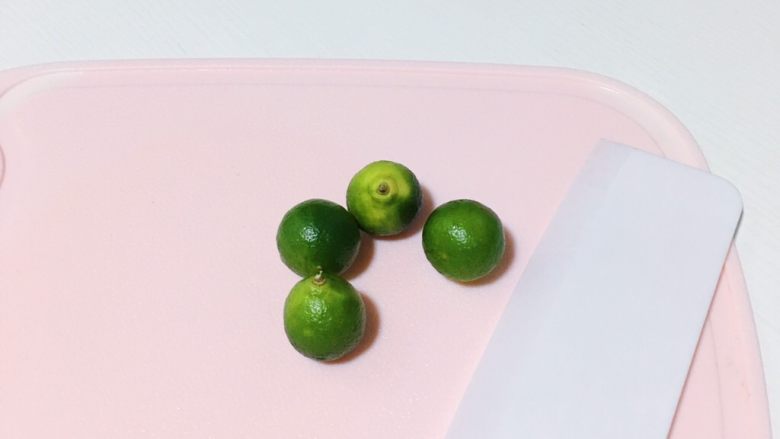 柠香龙利鱼,食材处理三:取青柠4粒