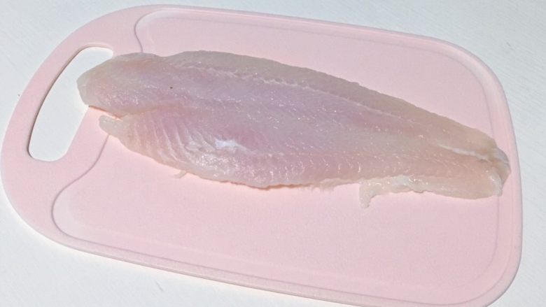 柠香龙利鱼,食材处理一:解冻好的龙利鱼片 洗净用厨房纸巾吸干水分