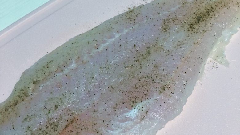 柠香龙利鱼,食材处理二:吸干水分后的龙利鱼表面抹上少许的黑胡椒粉