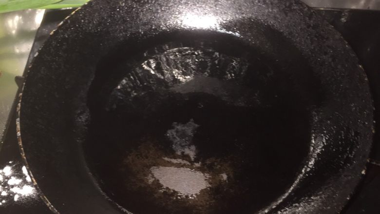 家常葱花饼,边缘也要有油,转小火。
