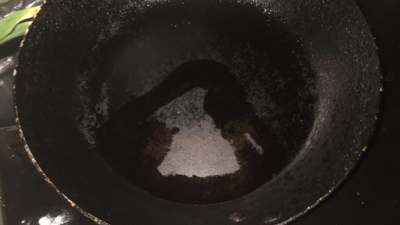 家常葱花饼,滴入少量油,抹匀锅底。