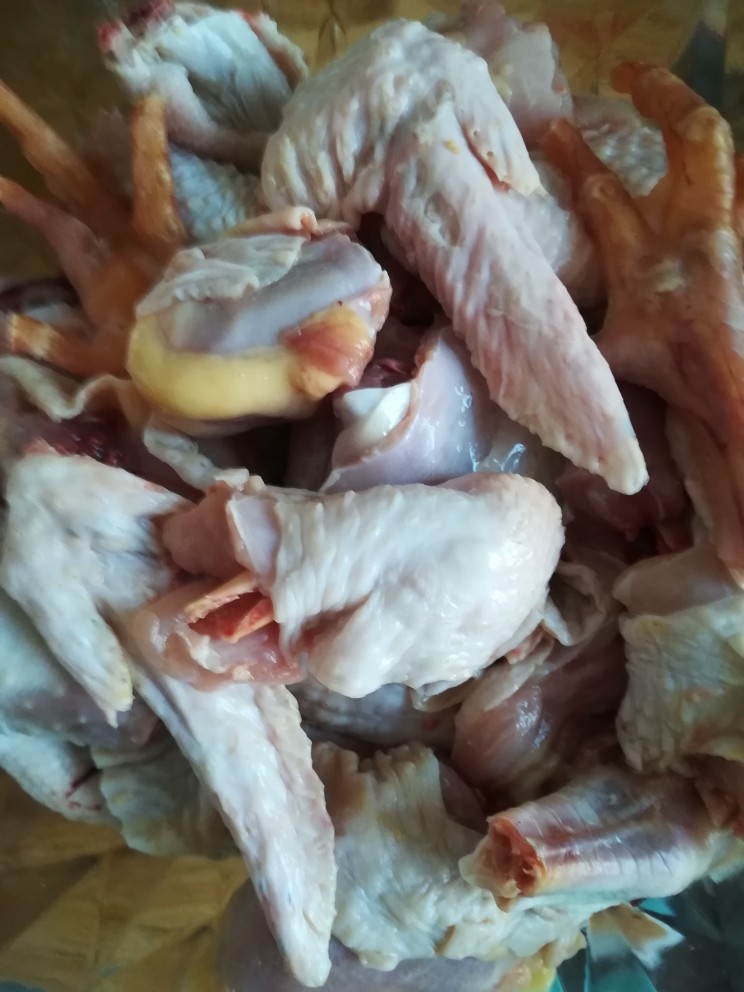 小鸡🐥炖蘑菇,菜刀剁开备用