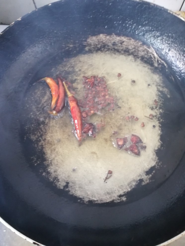 小鸡🐥炖蘑菇,花生油炸锅，放大料花椒辣椒炸香。