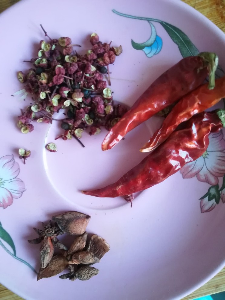 小鸡🐥炖蘑菇,辣椒<a style='color:red;display:inline-block;' href='/shicai/ 700'>花椒</a><a style='color:red;display:inline-block;' href='/shicai/ 3746'>大料</a>备用