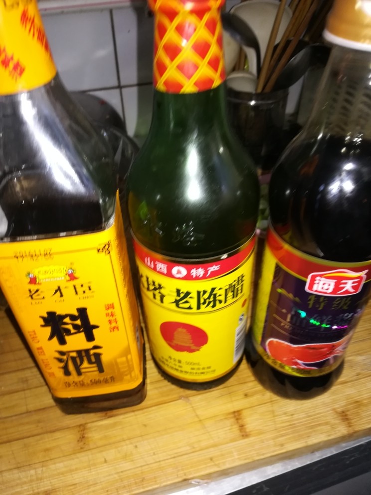 小鸡🐥炖蘑菇,<a style='color:red;display:inline-block;' href='/shicai/ 718'>料酒</a>陈醋酱油备用
