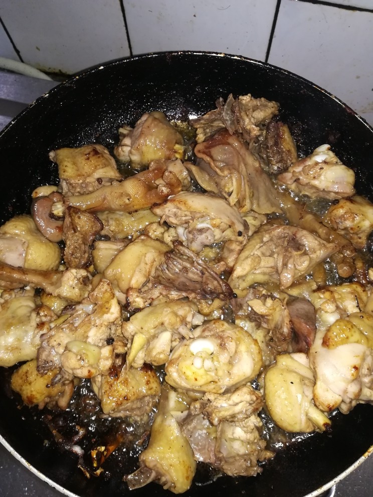 小鸡🐥炖蘑菇,炒20分钟，直到鸡块里的水炒干为止，为了没有鸡水的味道。