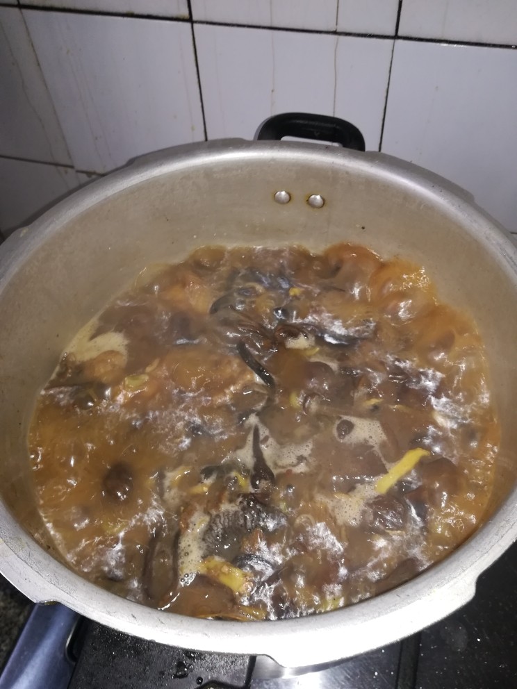 小鸡🐥炖蘑菇,蘑菇下锅炖10分钟