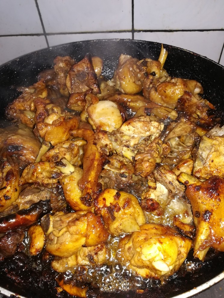 小鸡🐥炖蘑菇,添加陈醋料酒酱油各一勺，再翻炒至干锅。