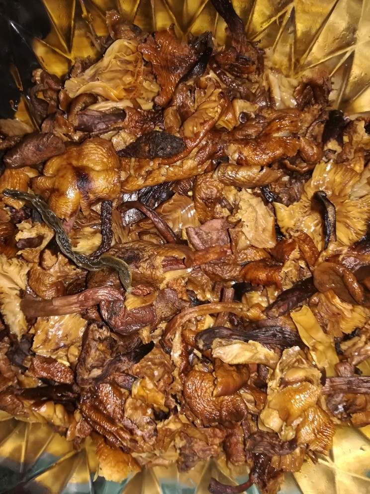 小鸡🐥炖蘑菇,<a style='color:red;display:inline-block;' href='/shicai/ 2914'>蘑菇</a>泡水洗干净备用