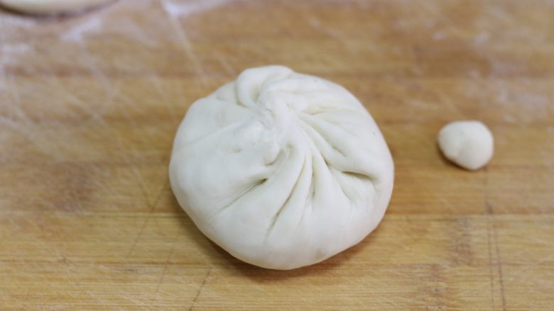 猪肉洋葱馅饼,象包包子一样包起来,收口处多出来的小面疙瘩要揪下来,这样馅儿饼的皮才会厚薄均匀。