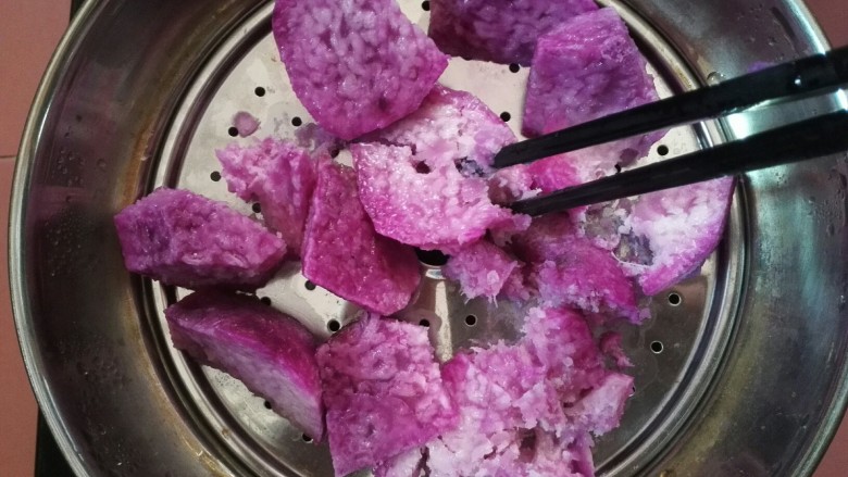 炸椒盐大薯条,大火蒸约30分钟左右,筷子能轻轻撮烂即可关火。