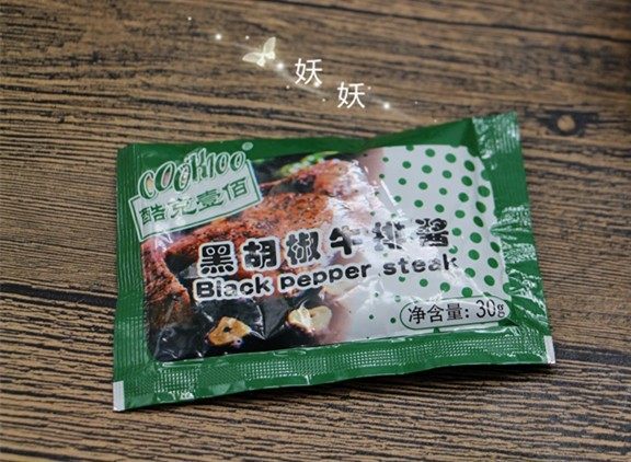 黑椒土豆泥,准备一包黑胡椒酱,不嫌麻烦的自己熬也行,换其他牌子的也行,超市里多的很。黑胡椒酱加少许水稀释再加两小勺水淀粉煮成均匀的酱汁,因为我们需要的酱