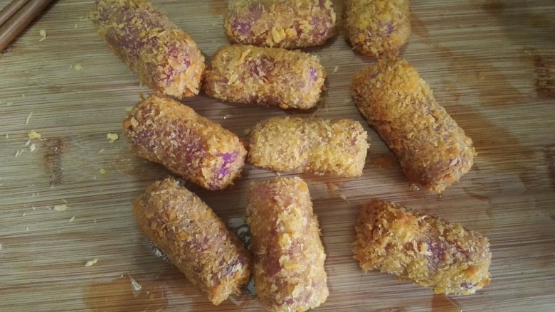 炸椒盐大薯条,依次炸完捞出(因油比较少所以一次炸2条)。