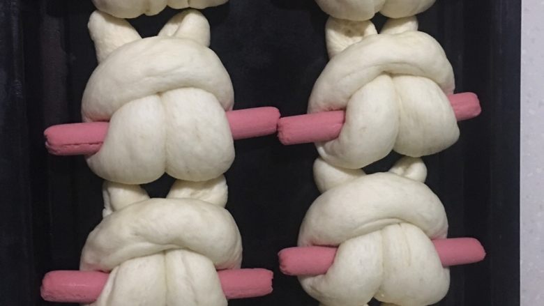 兔子火腿肠面包,面包膨胀一倍后,用手指轻轻按压面皮能回弹,二发就完成了。