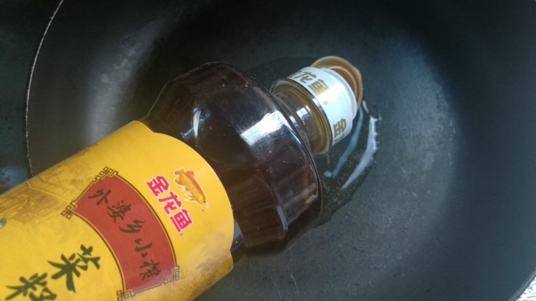 虾仁炒饭,炒锅烧热，放油。