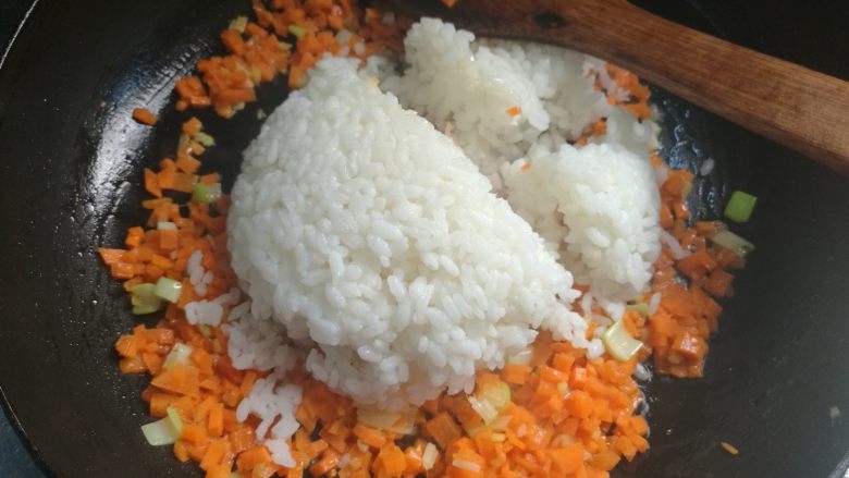 虾仁炒饭,倒入<a style='color:red;display:inline-block;' href='/shicai/ 6501'>剩米饭</a>煸炒。