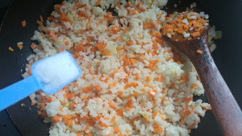 虾仁炒饭,加入盐1勺