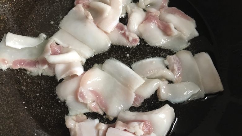 干锅花菜,热锅放入适量油,加入五花肉
