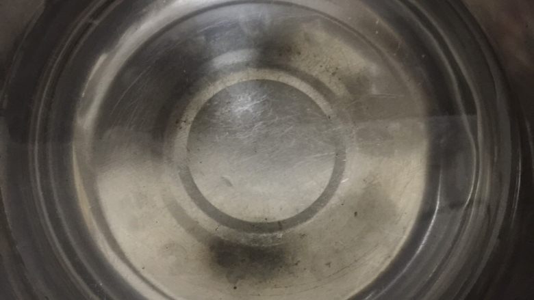电饭煲卤猪脚,锅里加入清水,连猪脚一起放入