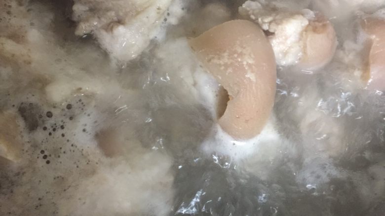 电饭煲卤猪脚,猪脚煮开后,捞起来放入盘子里