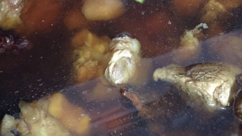 电饭煲卤猪脚,加入水后,盖锅开煮