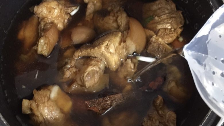 电饭煲卤猪脚,腌好了倒入清水,要淹没过猪脚