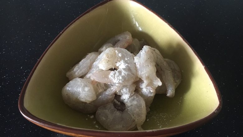老天津卫三鲜打卤面,鲜虾洗净去皮,挑去虾线,用厨房用纸吸干水份,放少许料酒、一小捏盐、1小勺淀粉拌匀,腌制2分钟。