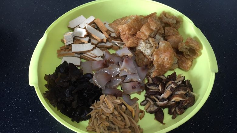 老天津卫三鲜打卤面,木耳撕小朵,黄花菜切寸段,香菇切片,海参切薄片,香干切片,面筋切核桃块大小。