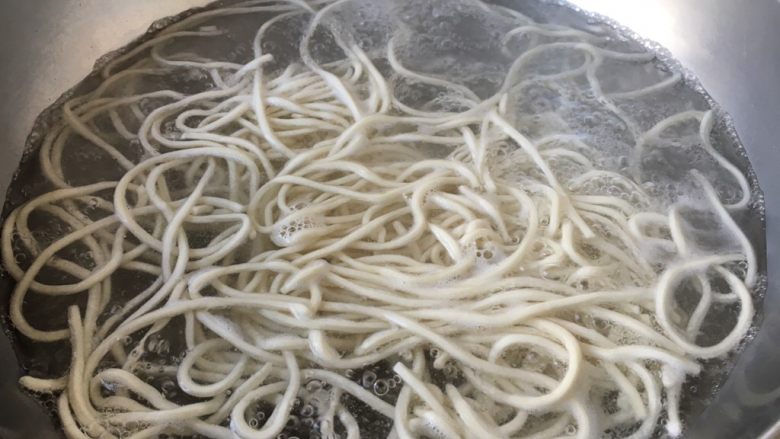老天津卫三鲜打卤面,煮面:我买的是圆条切面,煮之前要把切面抖散,以免下面时粘连。锅里放半锅水,大火煮开,下切面,用筷子把切面搅散,盖上锅盖,开锅后用再用筷子搅一搅,检查一下切面是否粘连,此时关火,盖上锅盖焖5分钟左右切面就熟了。如果买的是扁条的切面或者是手擀面,焖的时间就要适当减少。
