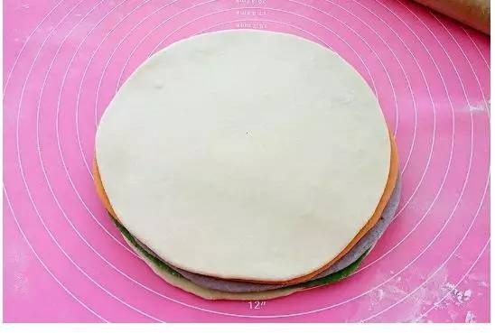 彩色果疏馄饨,分别取适量的面团,擀成圆形的厚片,再按照白色、绿色、紫色、黄色、再黄色的顺序叠加在一起。