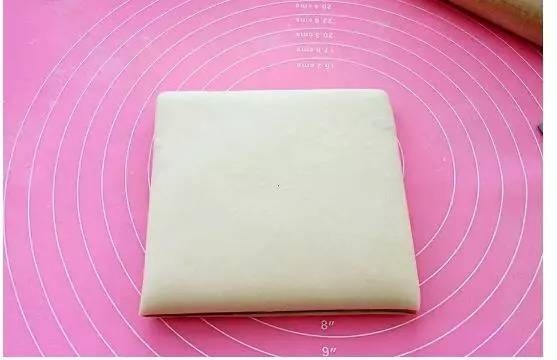 彩色果疏馄饨,切去多余的边,使之成为方形