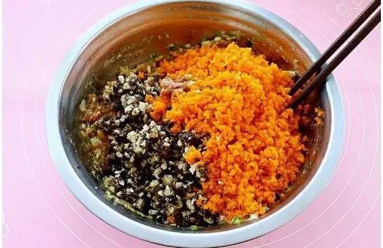 彩色果疏馄饨,胡萝卜和泡好的香菇剁碎后,放入肉馅。