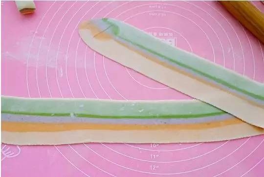 彩色果疏馄饨,把有颜色的一面向上,用擀面杖擀成薄片
