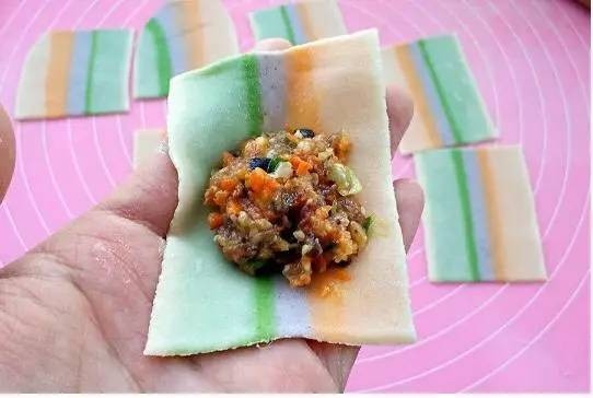 彩色果疏馄饨,取一个馄饨皮,放入适量的馅料。