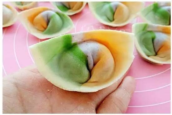 彩色果疏馄饨,把下面两个角,往里捏在一起,馄饨就包好了。