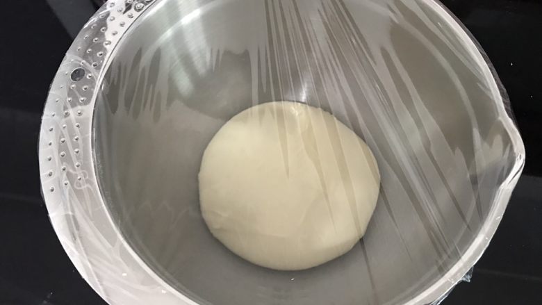 日式面包卷,面团从面包机取出,团成团,放入干净的盆里准备一发
中种法可以放入冰箱冷藏10小时左右,发至两倍大