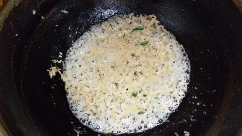 蔬菜水饺,虾皮放入热锅,热油里炒变色