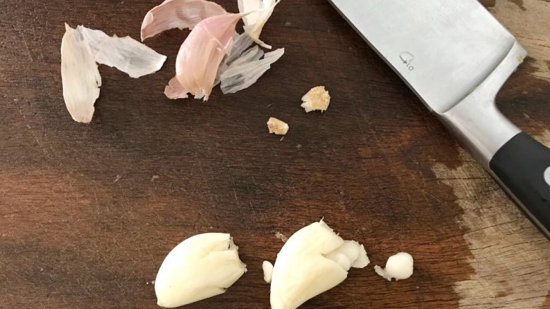 红椒爆炒芸豆丝,去根切成碎末,