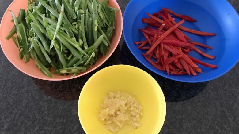 红椒爆炒芸豆丝,装备好了所有食材，我们就开火了，